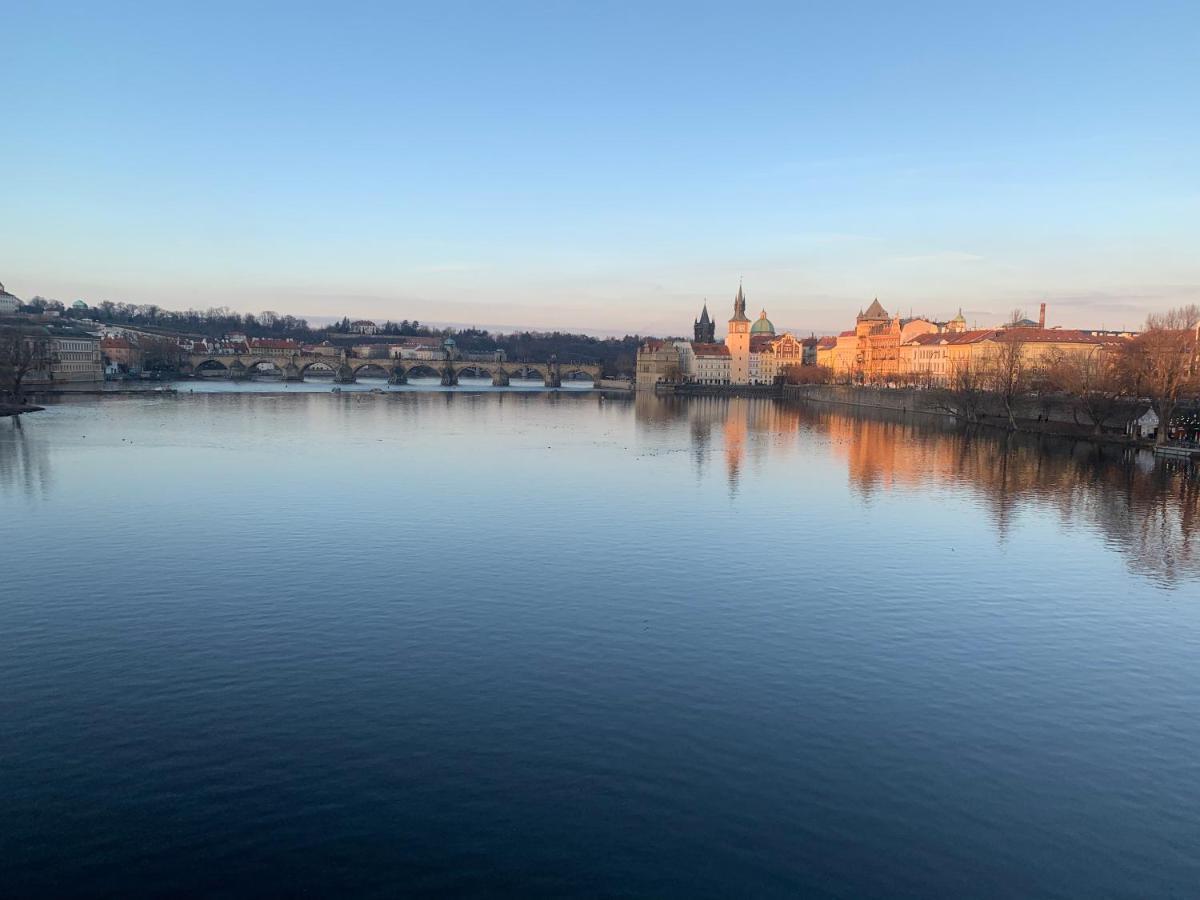 Anenska By Charles Bridge 1 — Photos 1
